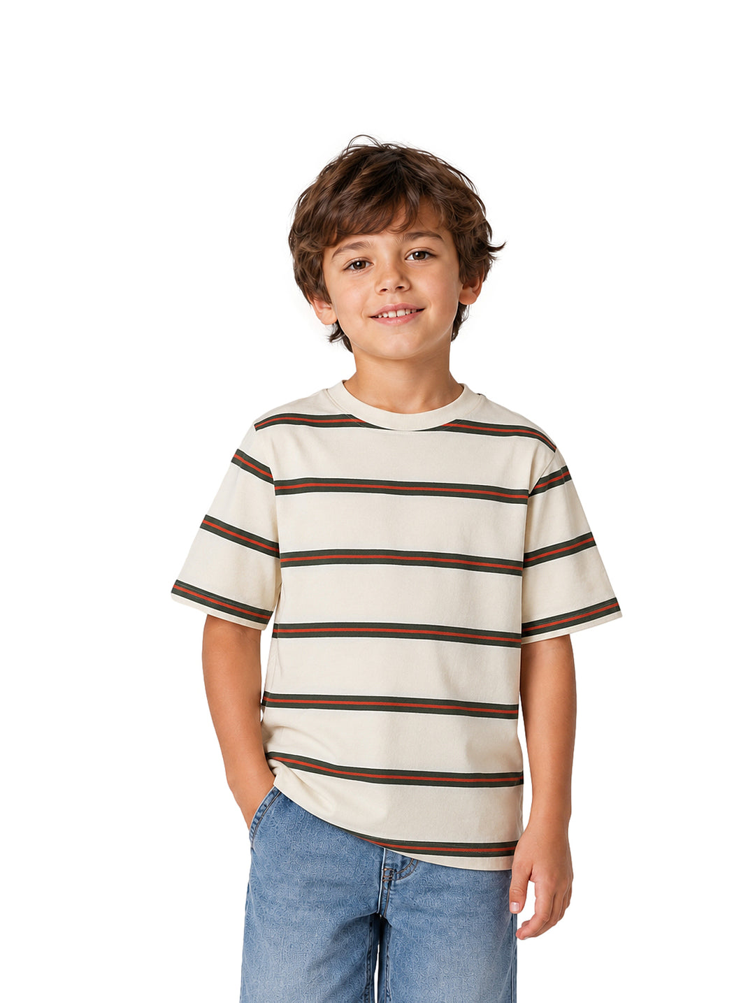 Niño con playera color beige claro con rayas horizontales cafés y jeans azules.