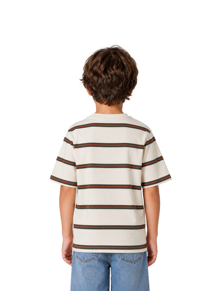 Niño con playera color beige claro con rayas horizontales cafés y jeans azules.