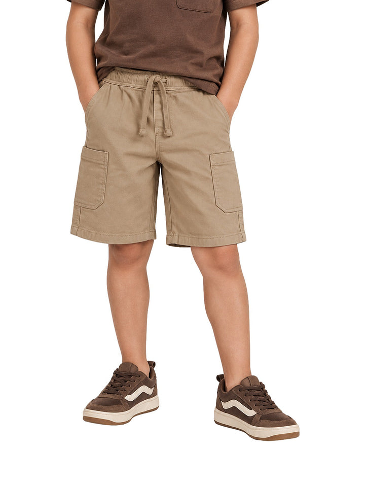 Short cargo color beige de la marca Zippy para niño, con cintura elástica y bolsillos laterales.