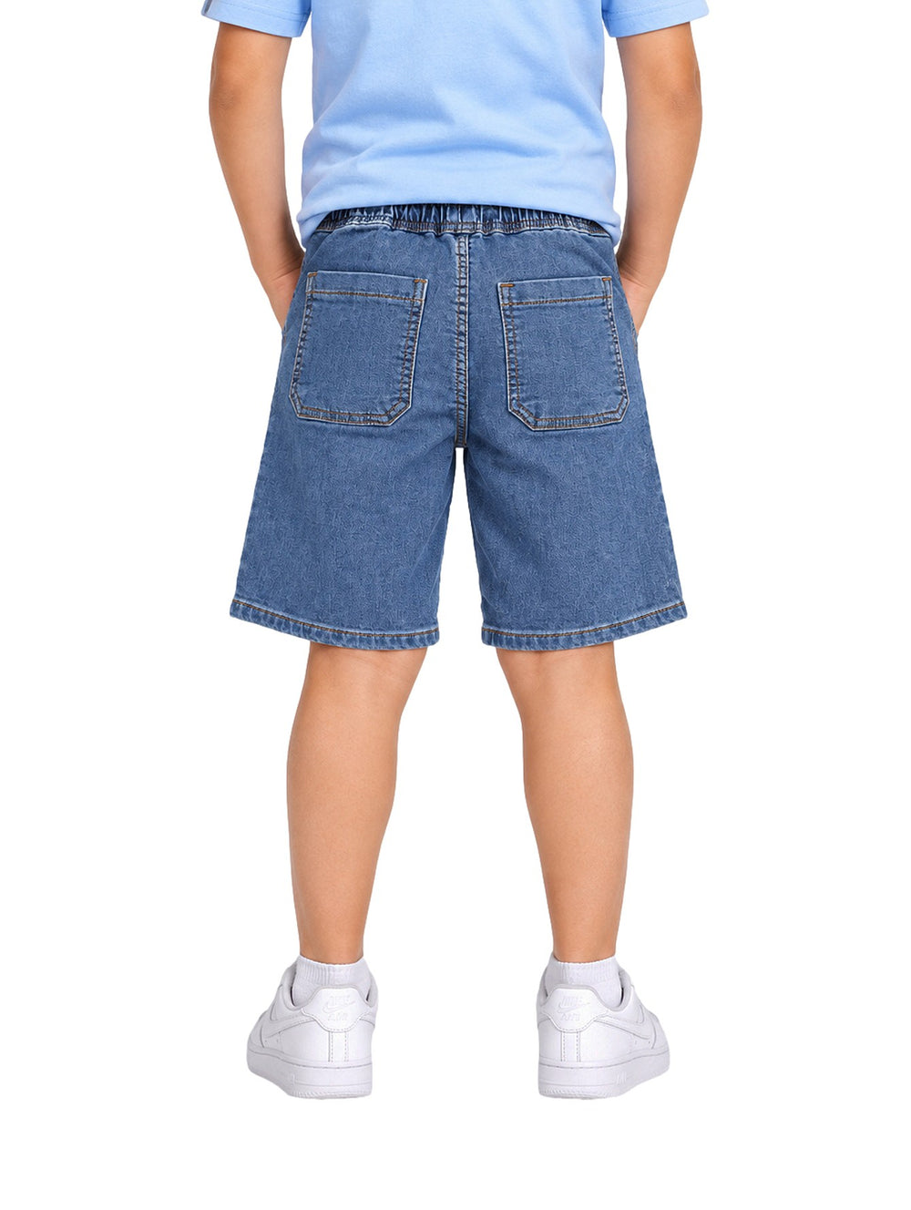 Niño vistiendo un short de mezclilla azul con cintura elástica y cordón ajustable.