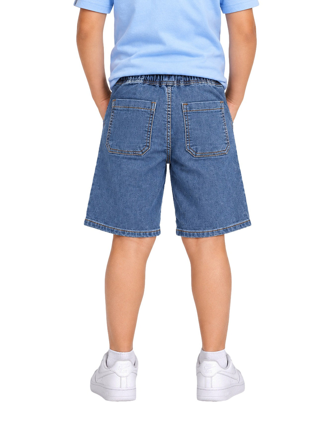 Niño vistiendo un short de mezclilla azul con cintura elástica y cordón ajustable.
