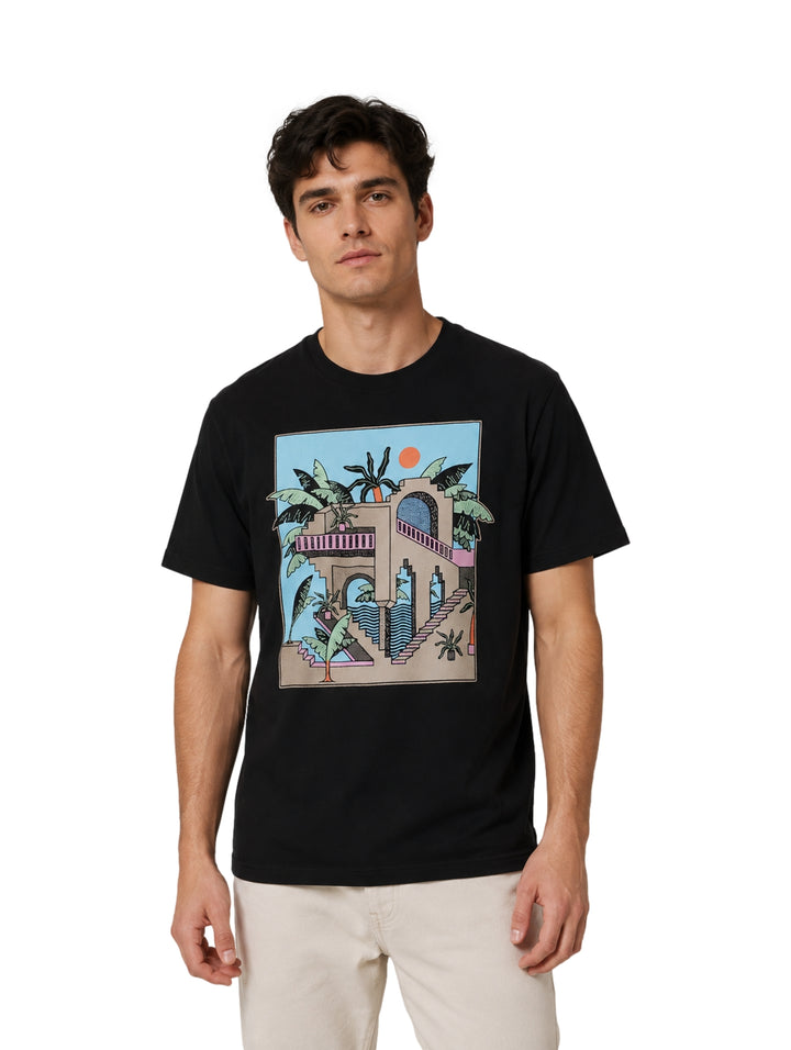Hombre vistiendo playera negra de manga corta con un estampado gráfico colorido en el frente.
