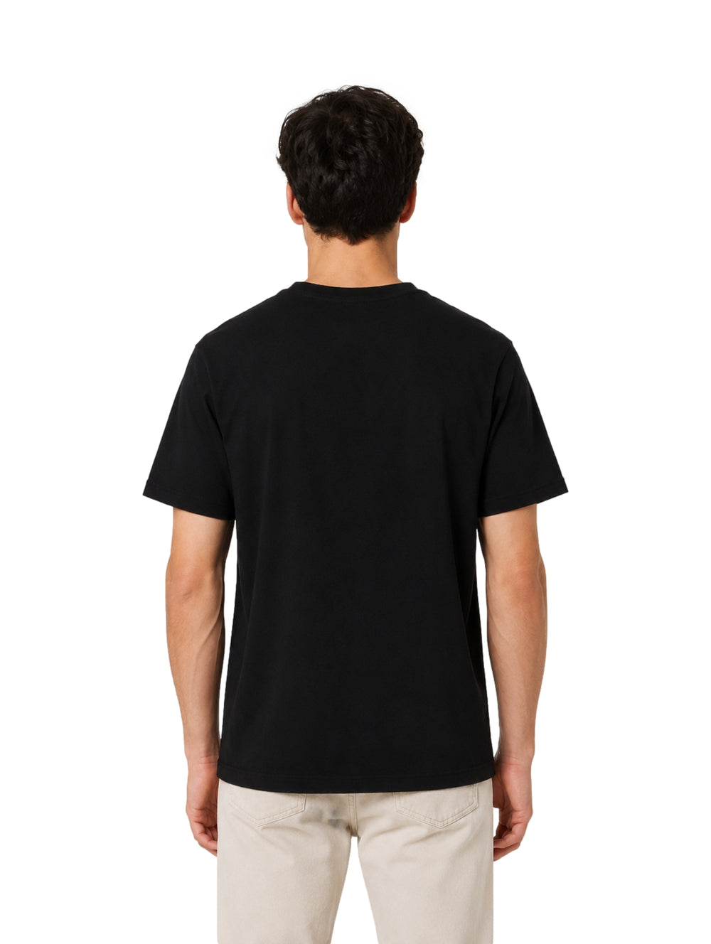 Hombre vistiendo playera negra de manga corta con un estampado gráfico colorido en el frente.