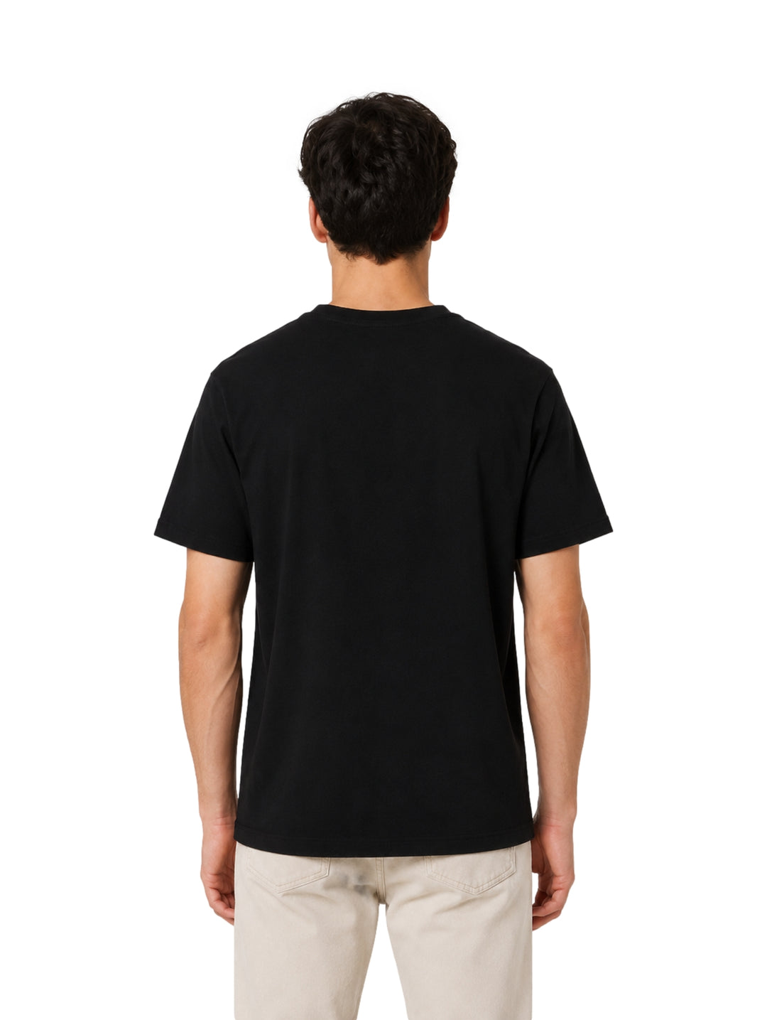 Hombre vistiendo playera negra de manga corta con un estampado gráfico colorido en el frente.