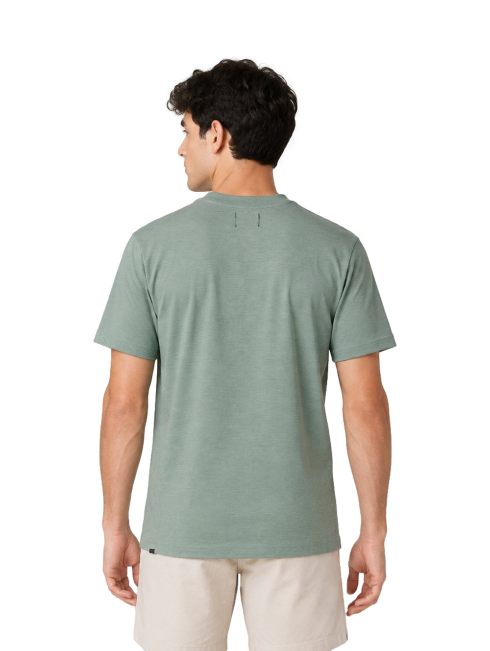 Hombre usando playera color verde de manga corta y cuello redondo.