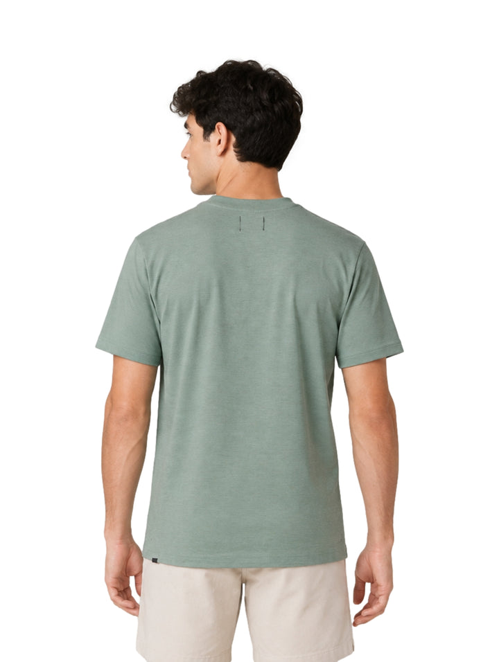 Hombre usando playera color verde de manga corta y cuello redondo.