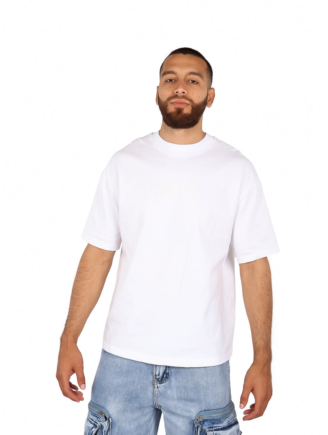 Hombre vistiendo una playera de manga corta color blanco de corte relajado y cuello redondo.