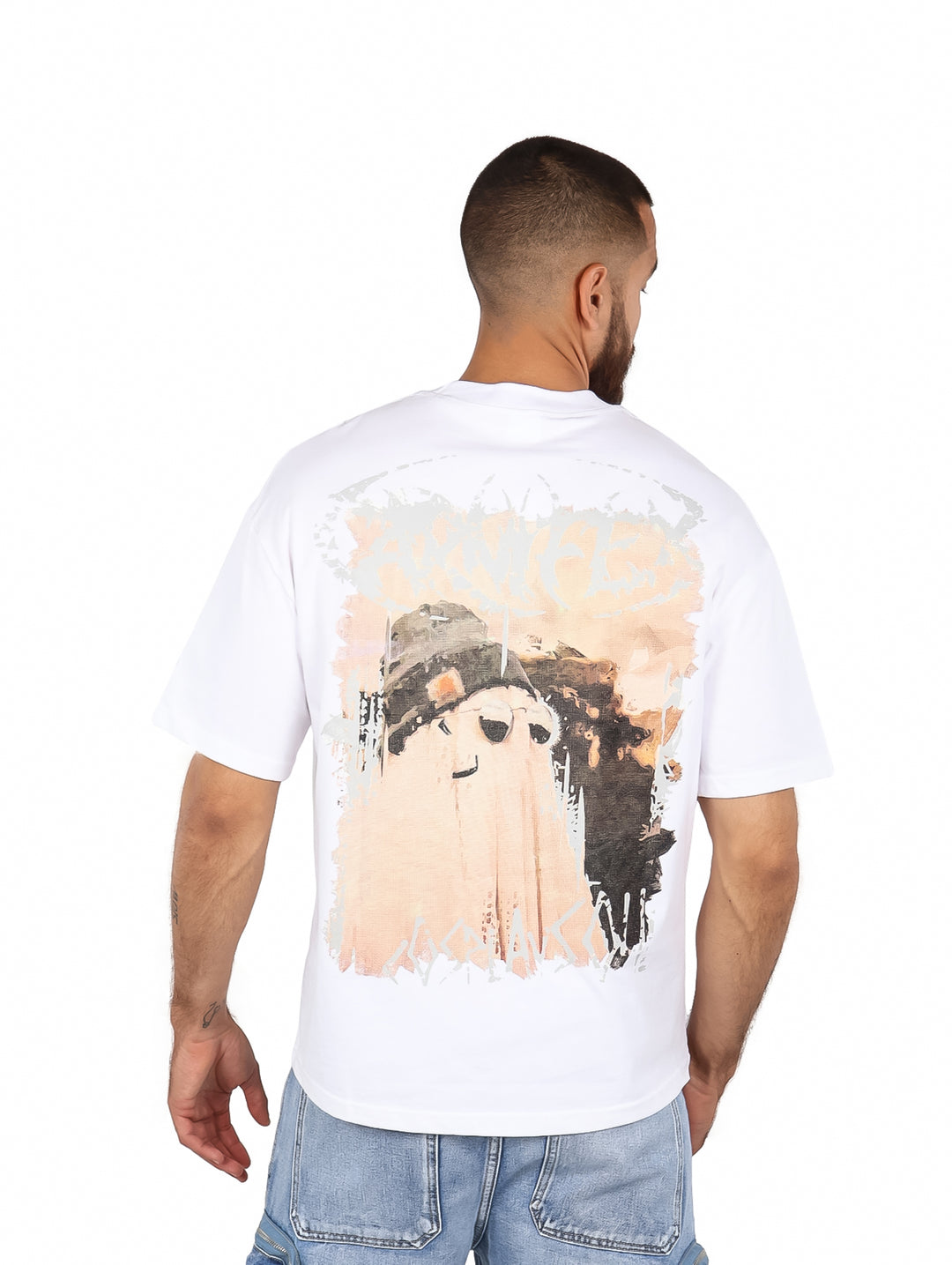 Hombre vistiendo una playera de manga corta color blanco de corte relajado y cuello redondo.