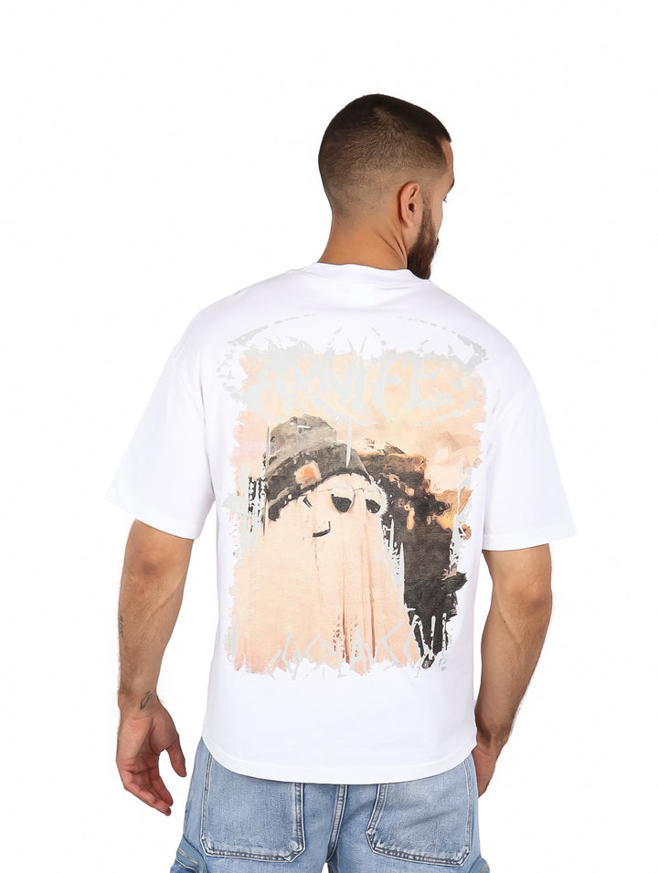 Hombre vistiendo una playera de manga corta color blanco de corte relajado y cuello redondo.