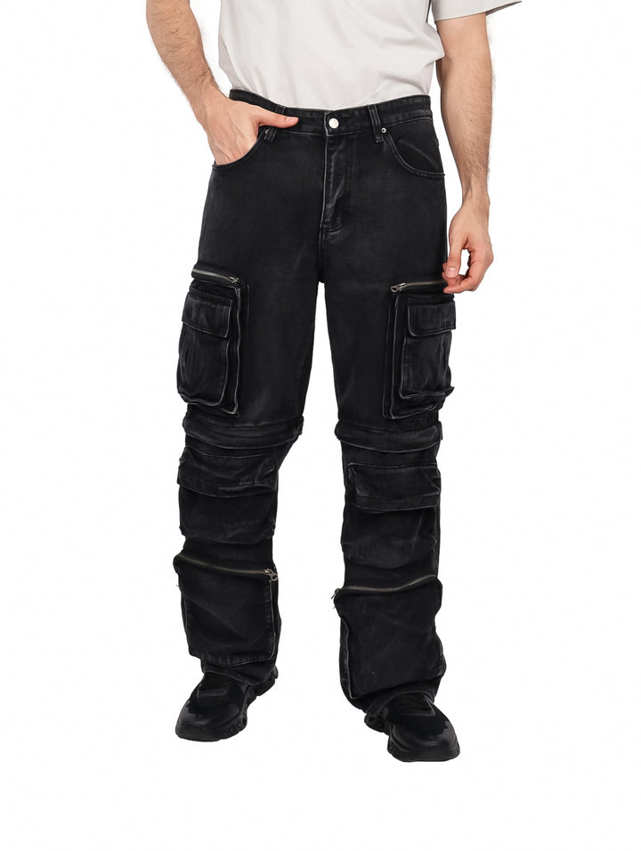 Pantalón cargo color gris oscuro con múltiples bolsillos laterales y cierres.
