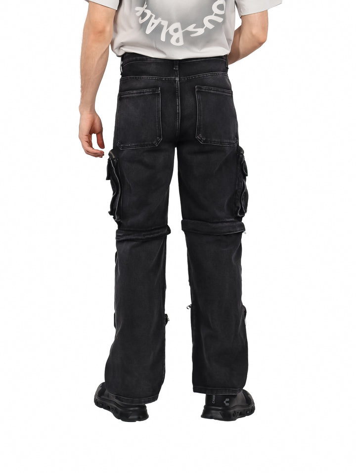 Pantalón cargo color gris oscuro con múltiples bolsillos laterales y cierres.