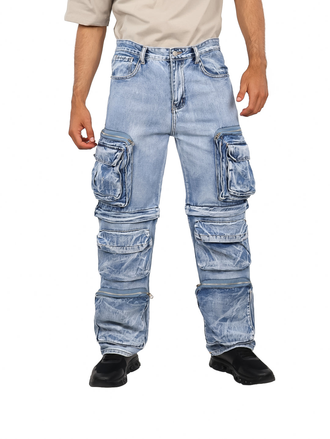 Pantalón cargo de mezclilla color azul claro con múltiples bolsillos laterales.