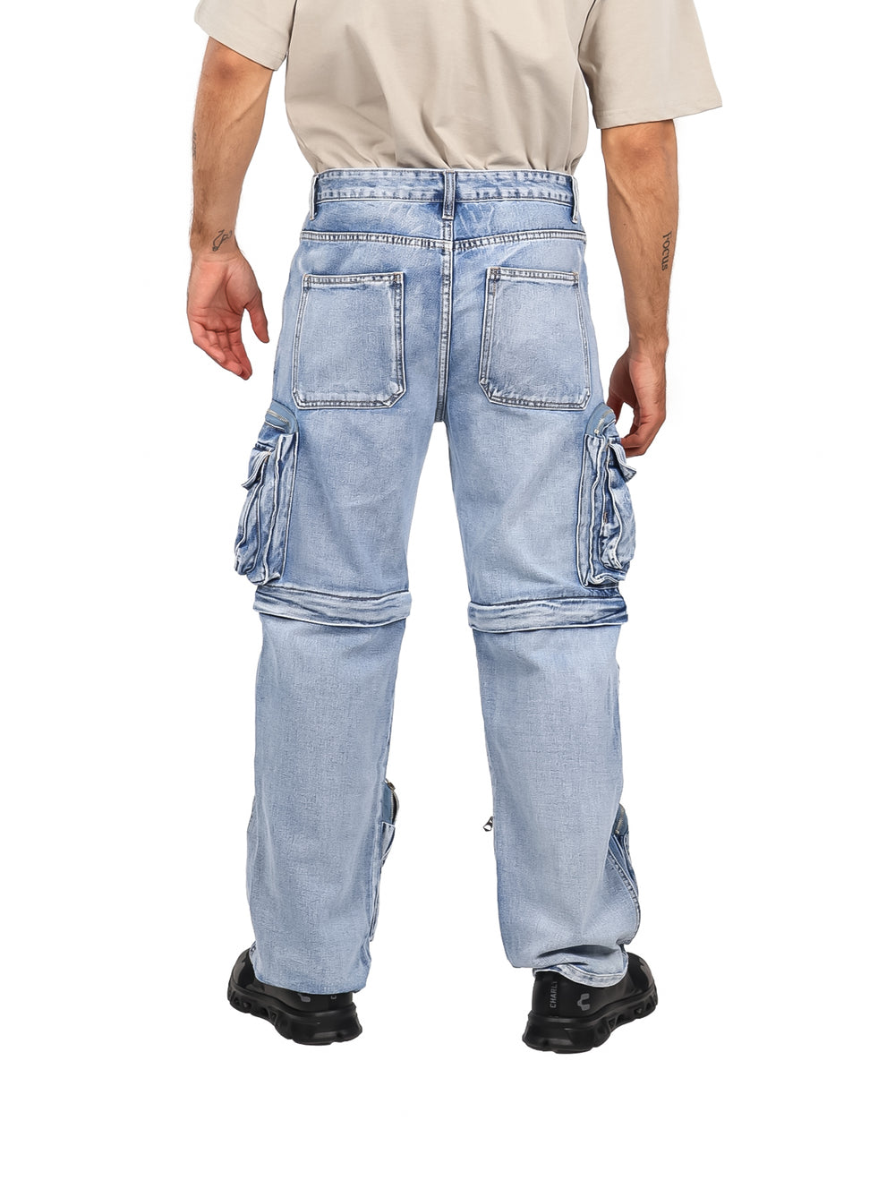 Pantalón cargo de mezclilla color azul claro con múltiples bolsillos laterales.