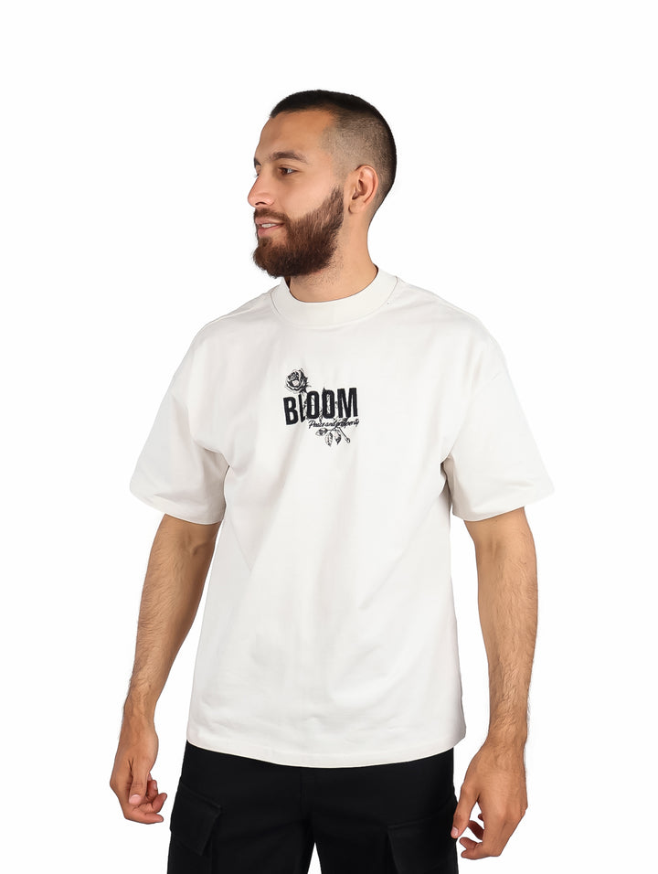 Hombre vistiendo playera color beige de manga corta con estampado frontal &