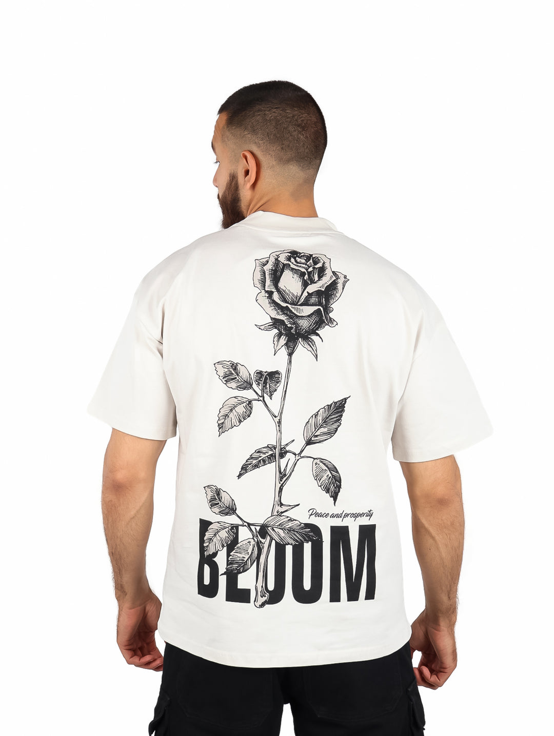 Hombre vistiendo playera color beige de manga corta con estampado frontal &