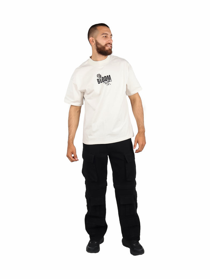 Hombre vistiendo playera color beige de manga corta con estampado frontal &