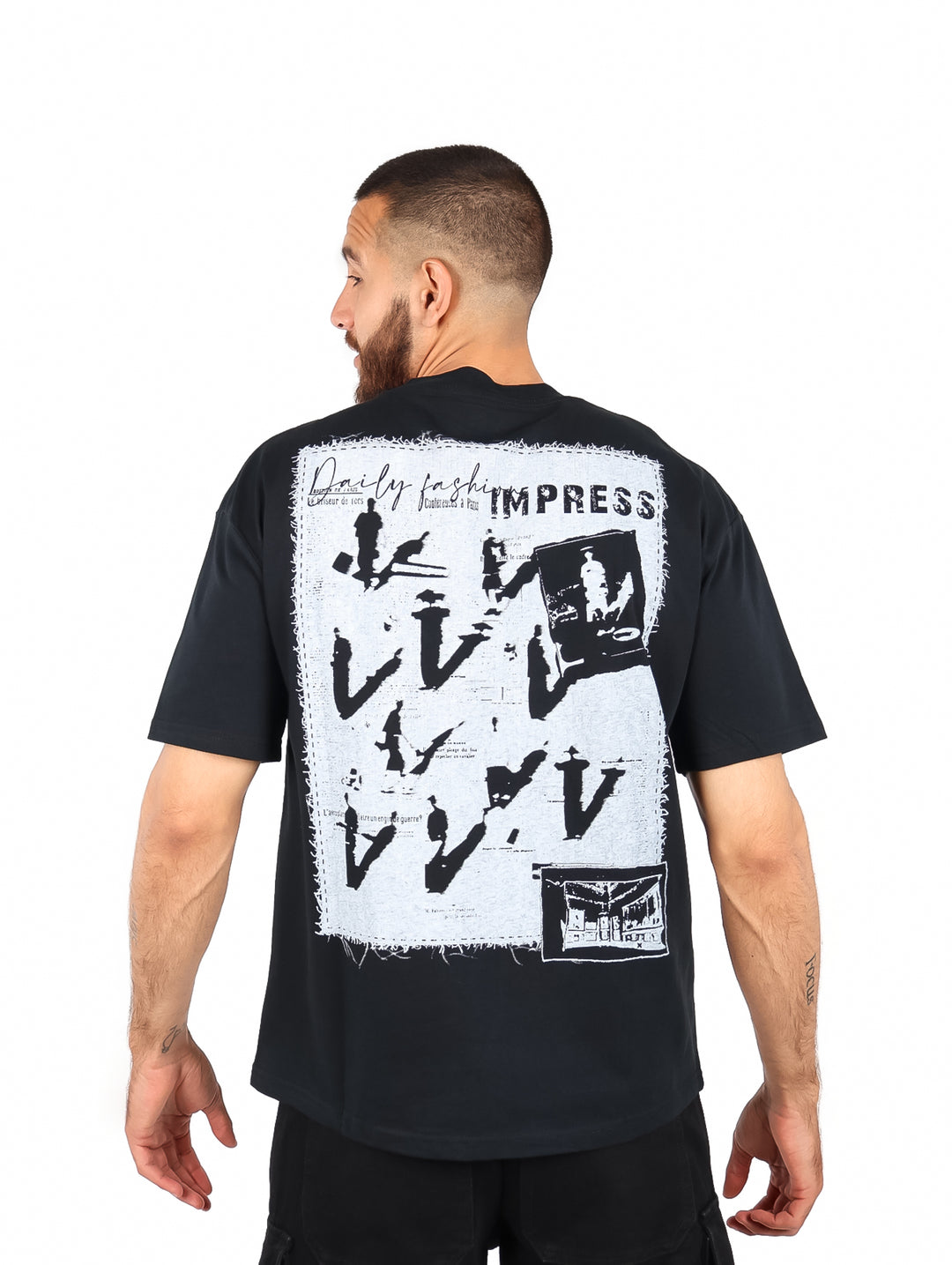 Hombre vistiendo una playera negra de manga corta con el texto &