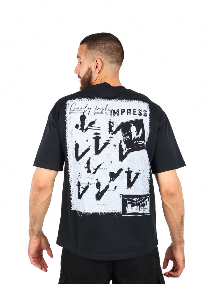 Hombre vistiendo una playera negra de manga corta con el texto &