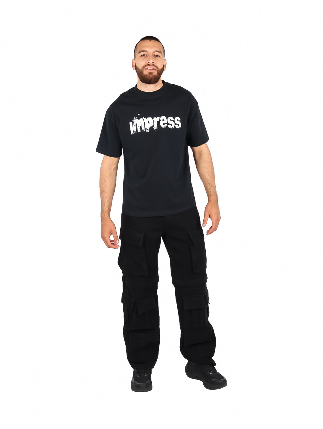 Hombre vistiendo una playera negra de manga corta con el texto &