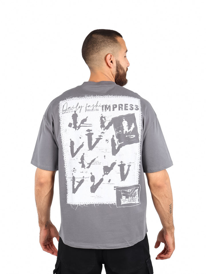 Hombre vistiendo una playera gris de manga corta con el texto &