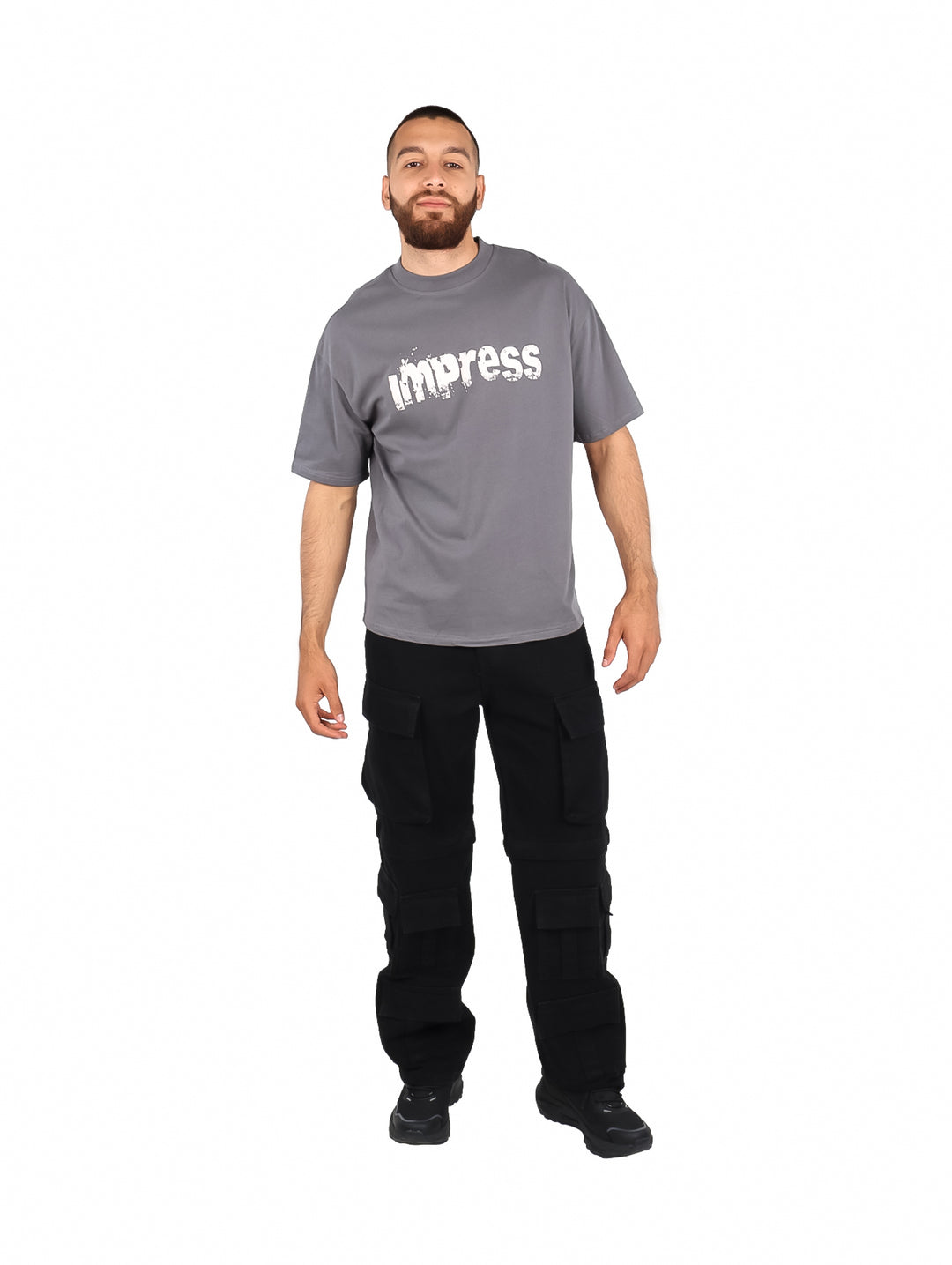 Hombre vistiendo una playera gris de manga corta con el texto &