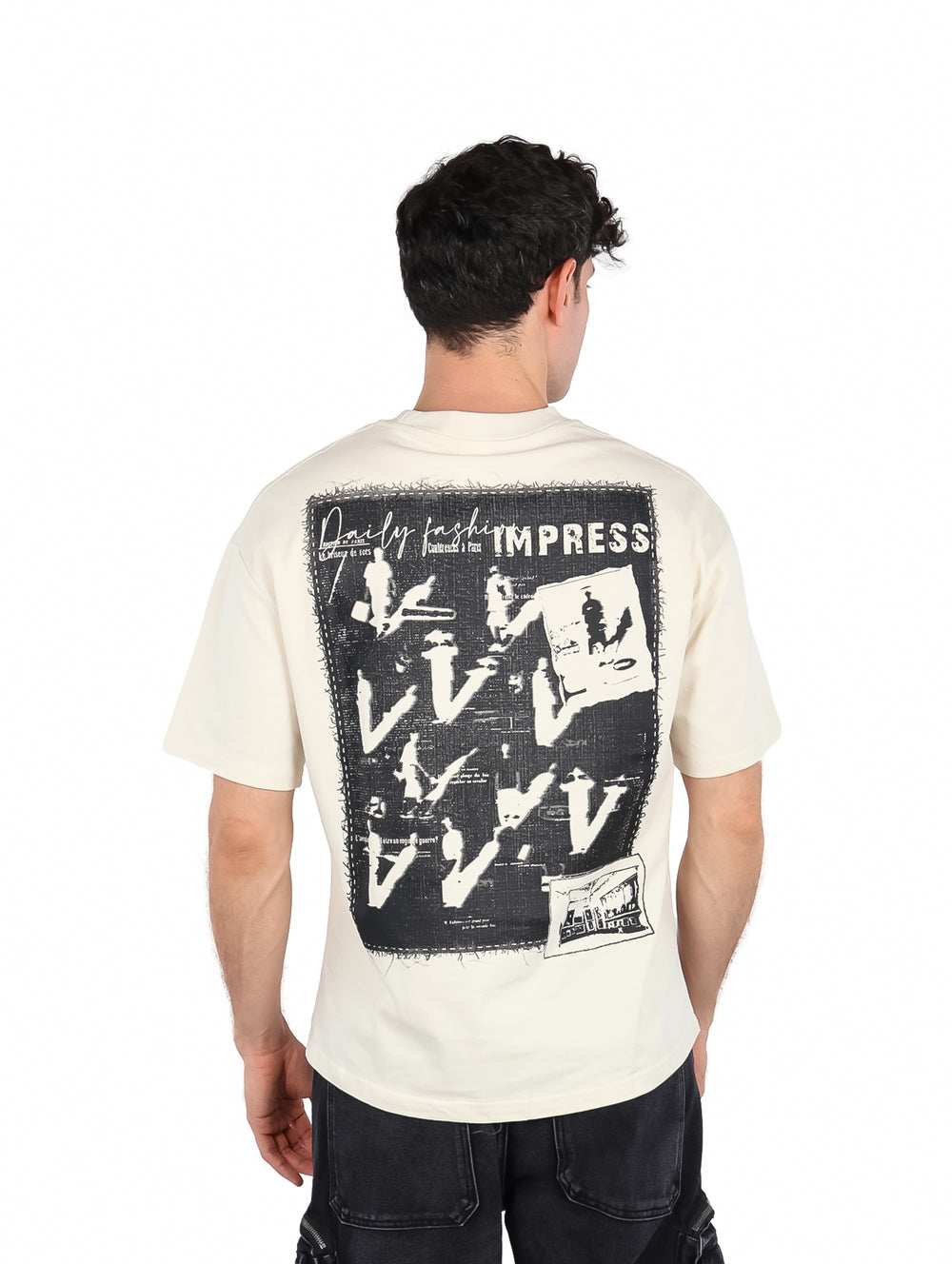 Hombre vistiendo una playera color beige con estampado negro en el pecho.