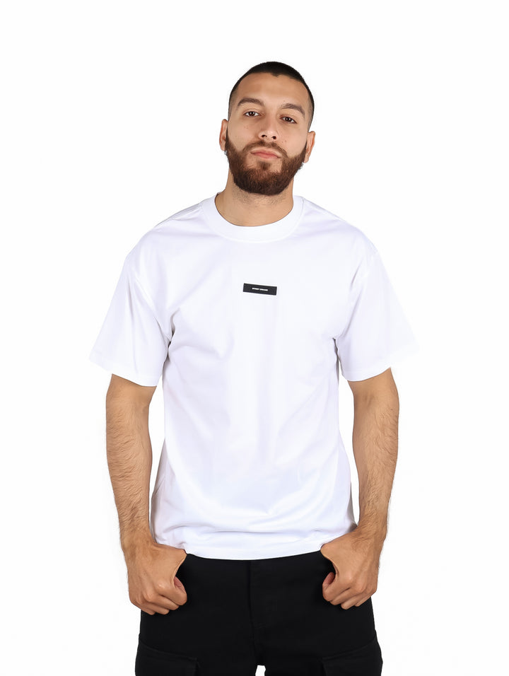 Hombre vistiendo playera blanca de manga corta marca Fimons con cuello redondo.