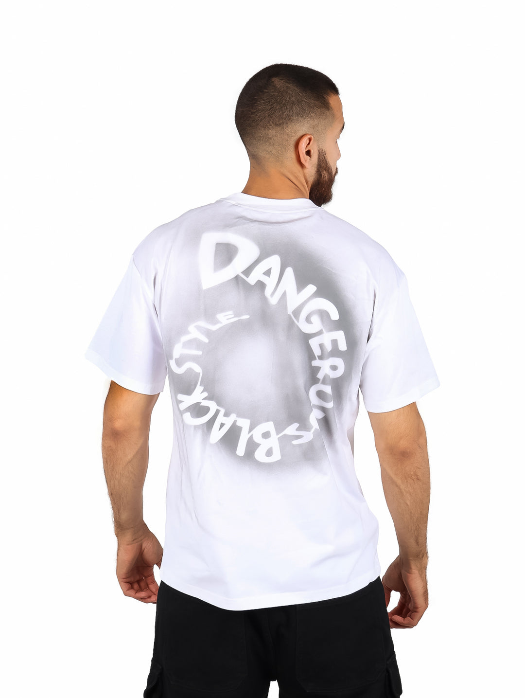 Hombre vistiendo playera blanca de manga corta marca Fimons con cuello redondo.