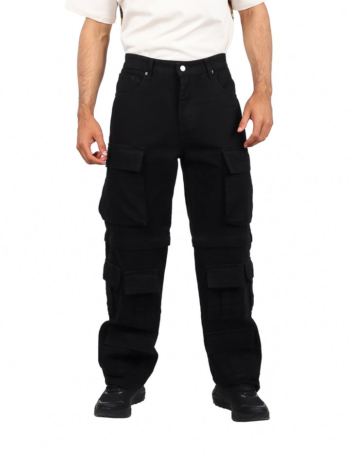 Pantalón cargo color negro para hombre con múltiples bolsillos laterales y corte recto.
