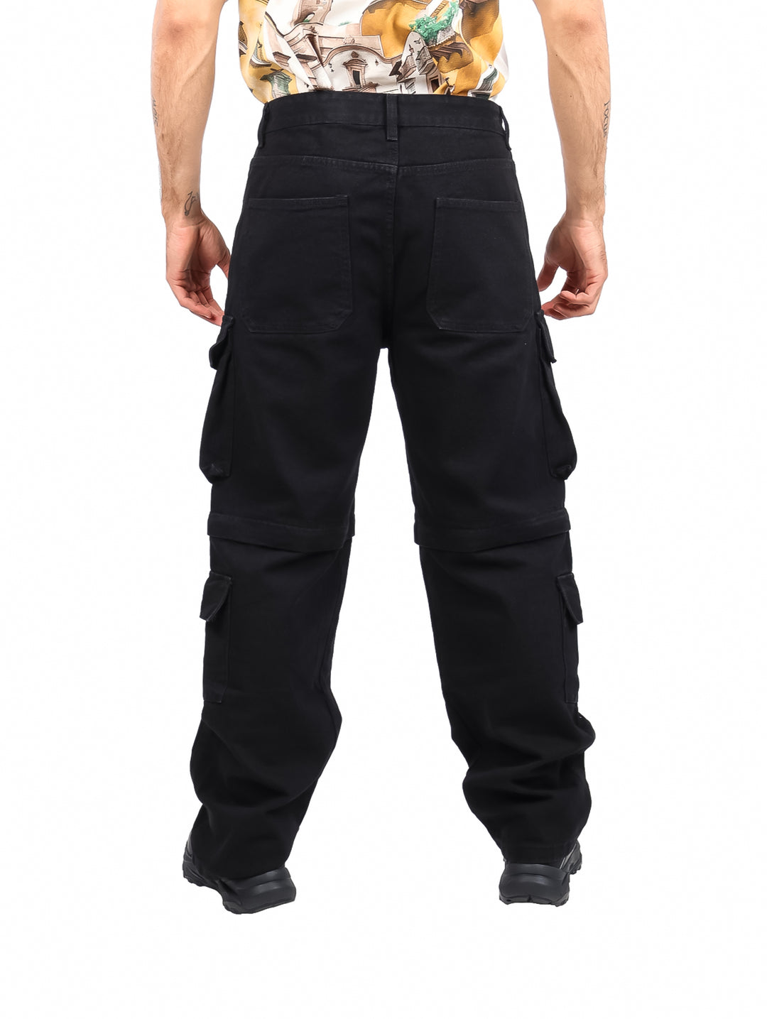 Pantalón cargo color negro para hombre con múltiples bolsillos laterales y corte recto.