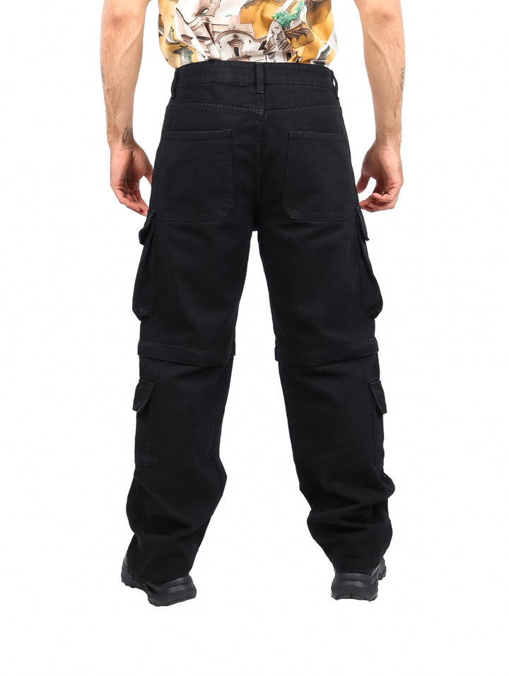 Pantalón cargo color negro para hombre con múltiples bolsillos laterales y corte recto.