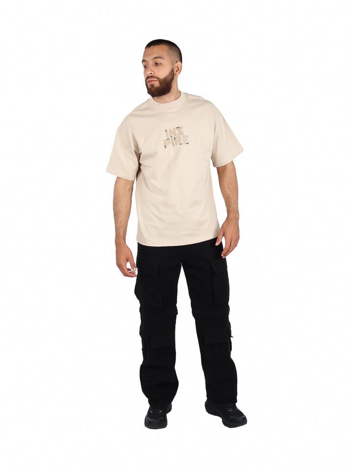 Hombre vistiendo playera color kaki de manga corta con estampado &