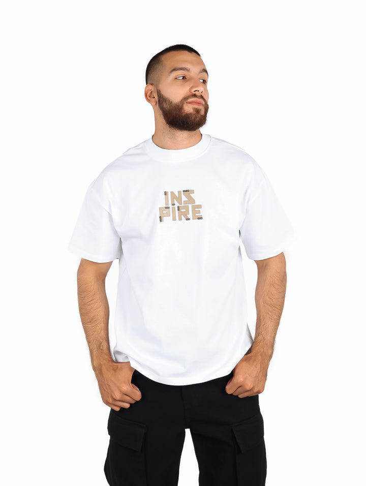 Hombre vistiendo playera blanca de manga corta con estampado &
