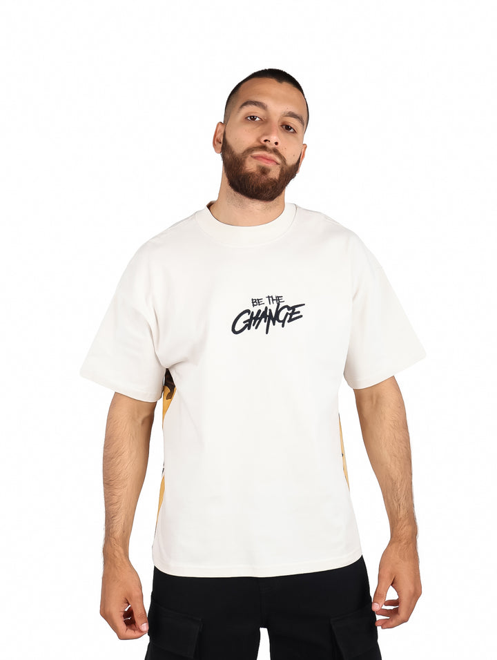 Hombre vistiendo playera de manga corta color beige con texto &