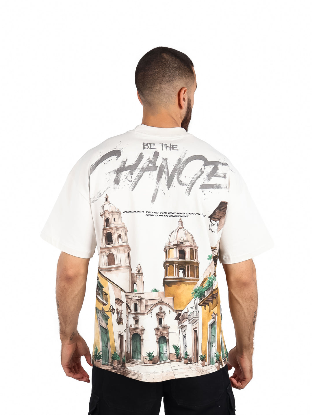Hombre vistiendo playera de manga corta color beige con texto &