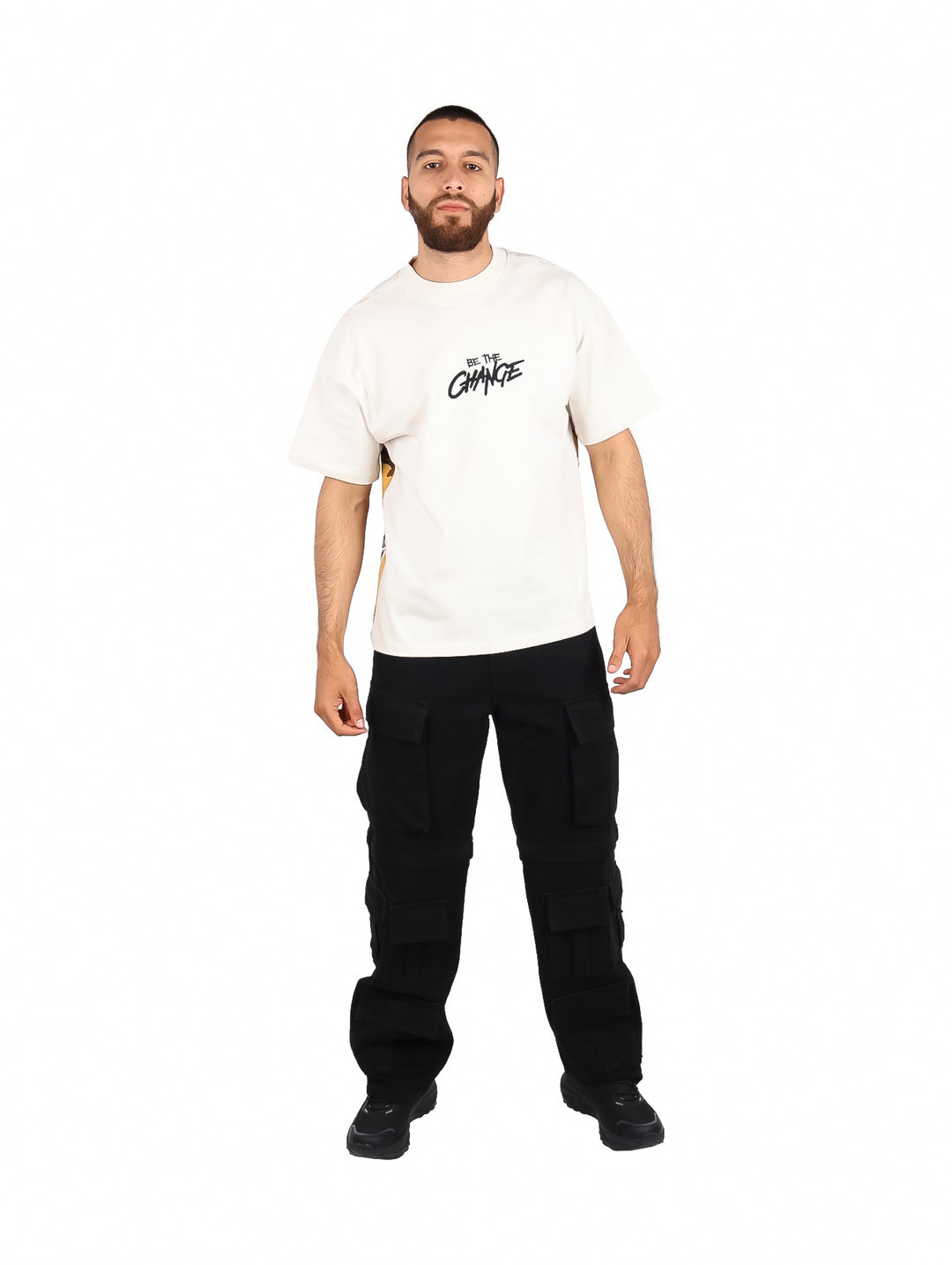 Hombre vistiendo playera de manga corta color beige con texto &