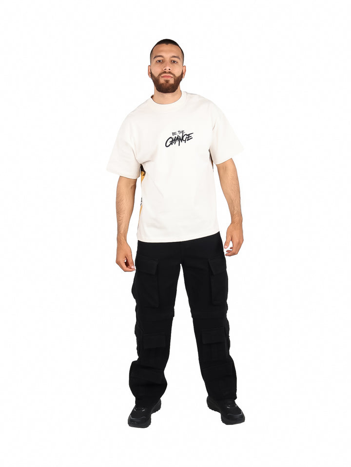 Hombre vistiendo playera de manga corta color beige con texto &