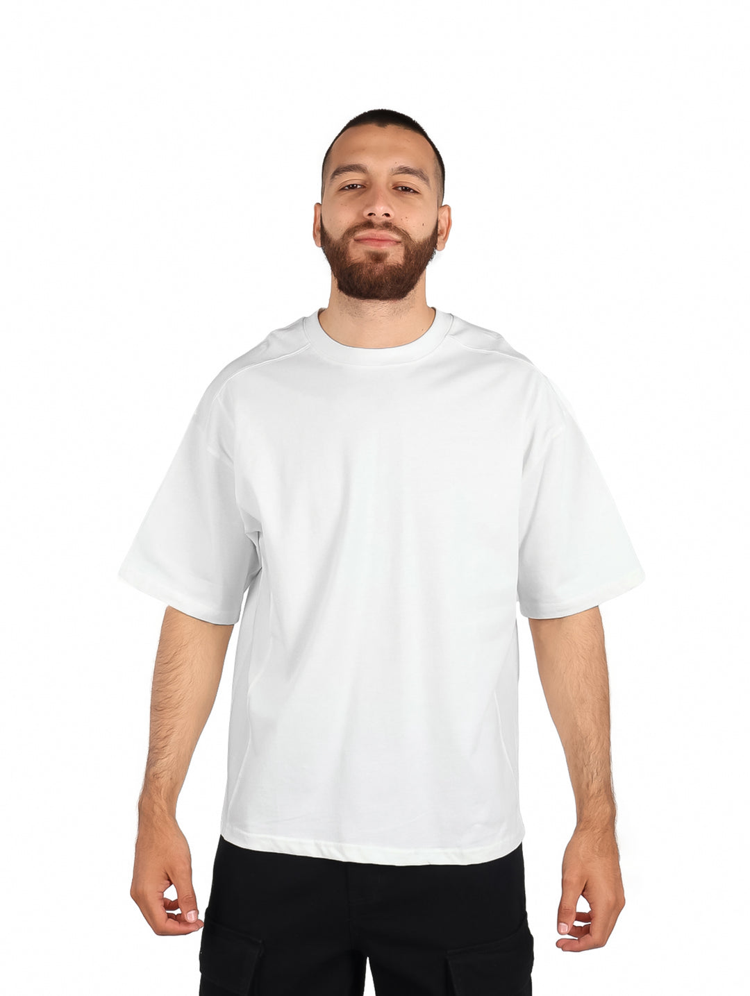 Hombre vistiendo una playera blanca de manga corta y cuello redondo de la marca FIMONS.