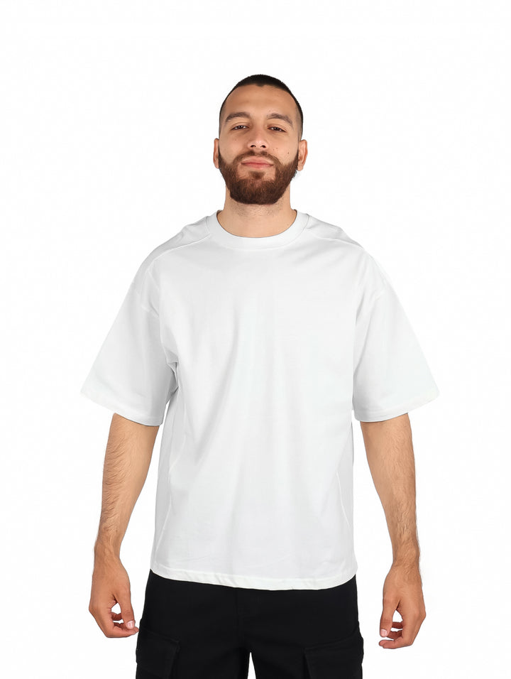 Hombre vistiendo una playera blanca de manga corta y cuello redondo de la marca FIMONS.