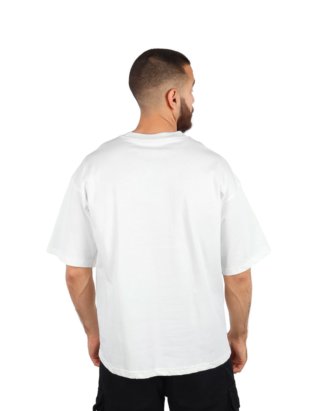 Hombre vistiendo una playera blanca de manga corta y cuello redondo de la marca FIMONS.