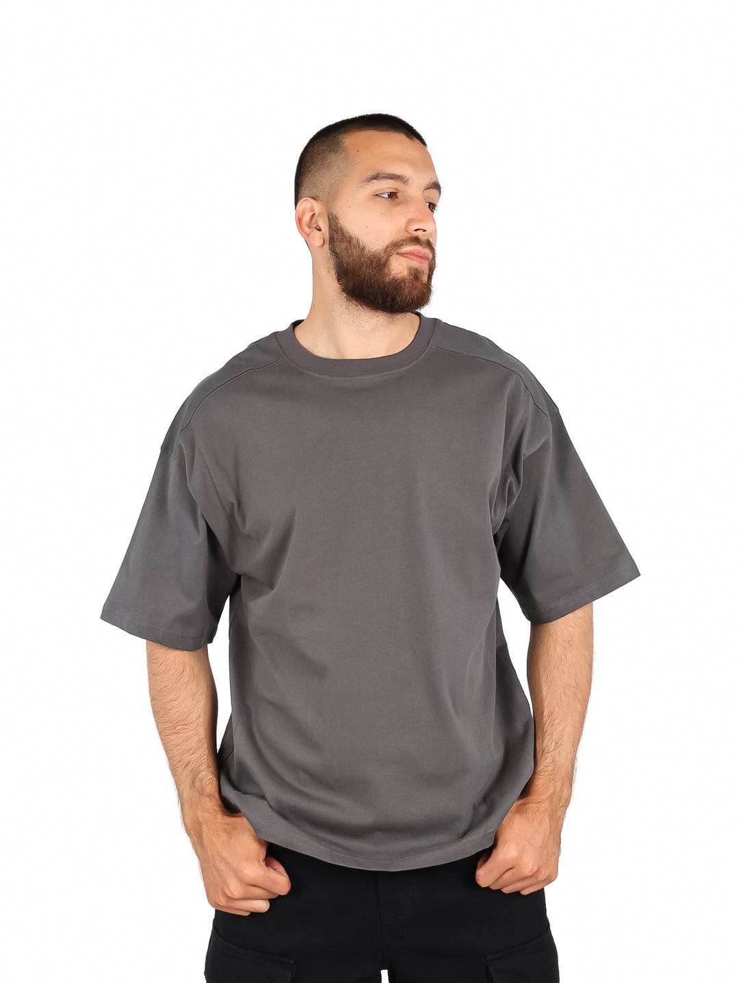 Hombre vistiendo una playera de manga corta color gris oxford con cuello redondo.