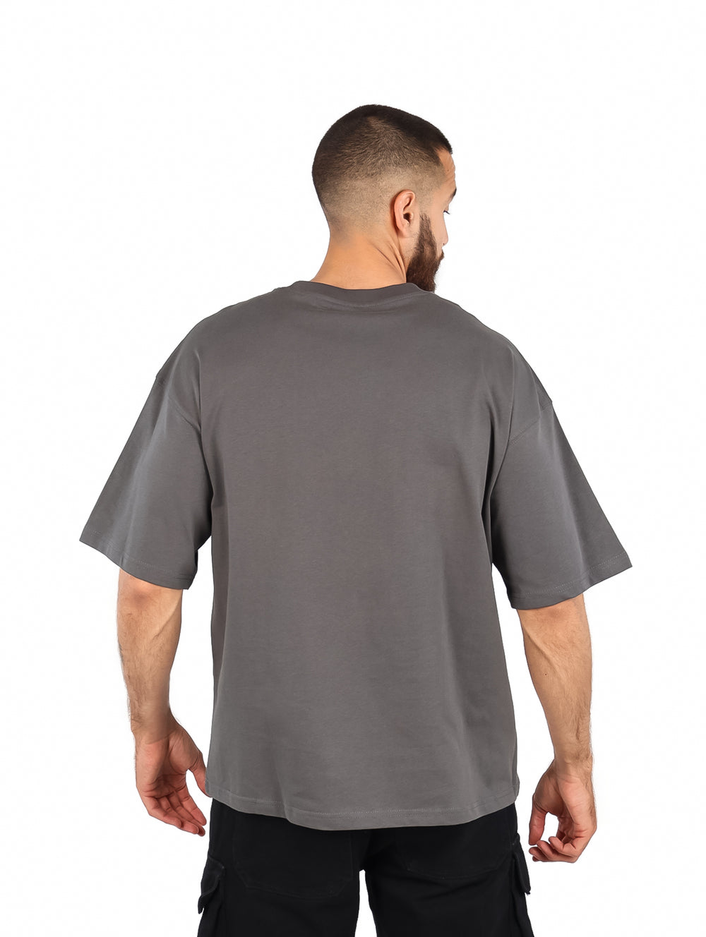 Hombre vistiendo una playera de manga corta color gris oxford con cuello redondo.