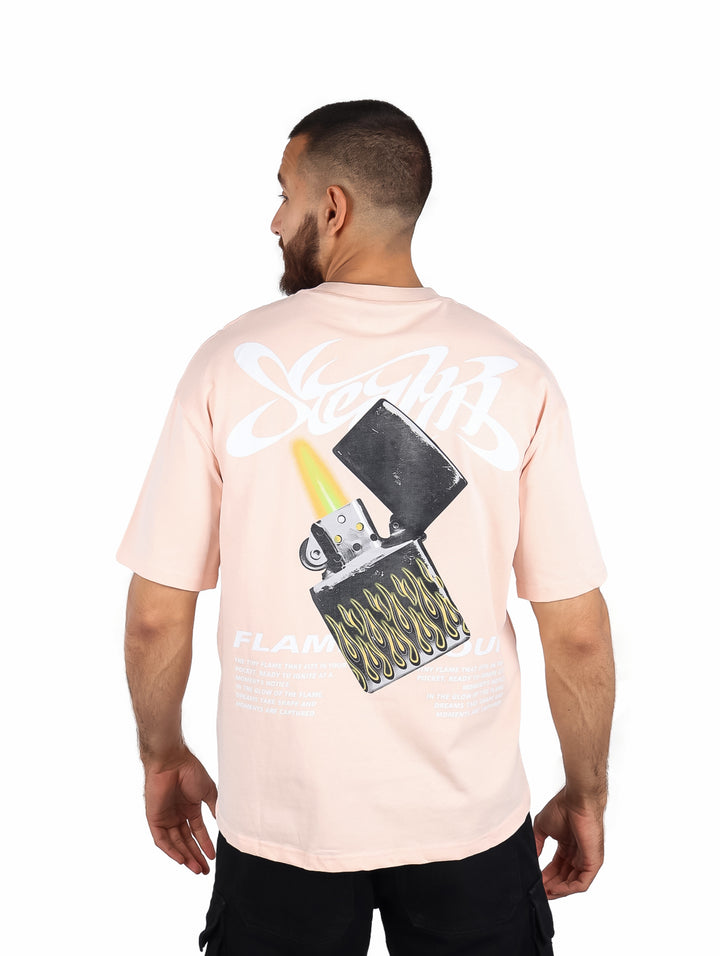 Hombre vistiendo una playera color rosa de manga corta con un gráfico dorado en el pecho.