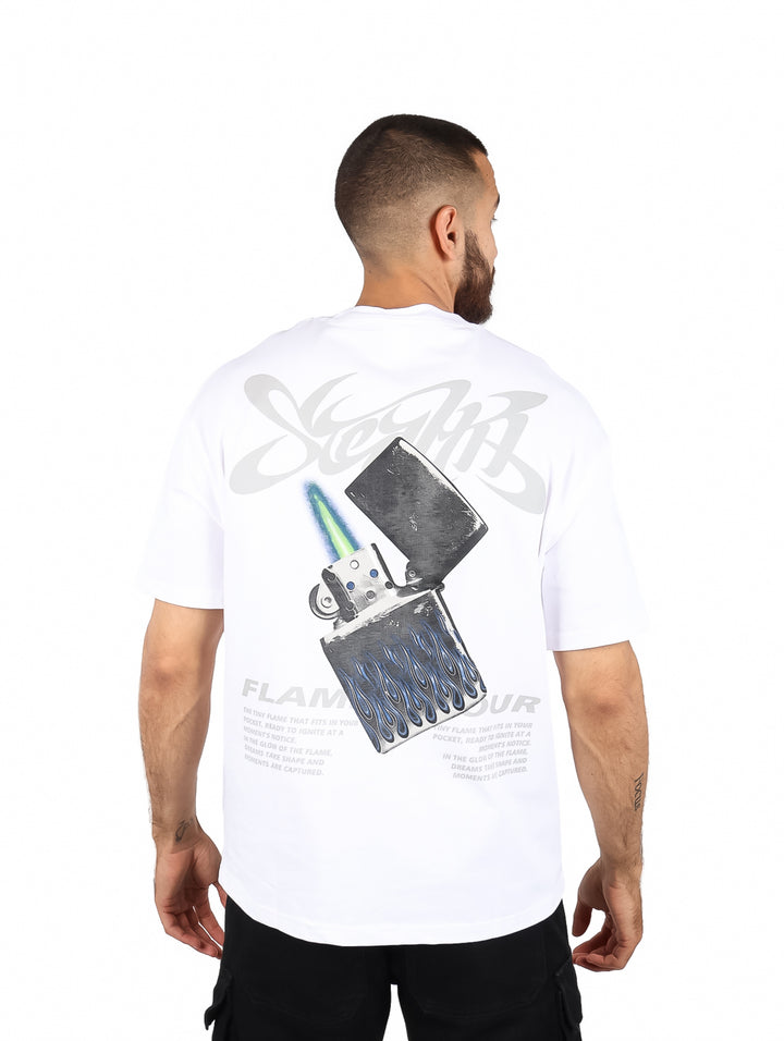 Hombre vistiendo playera blanca de manga corta con diseño gráfico azul en el pecho.