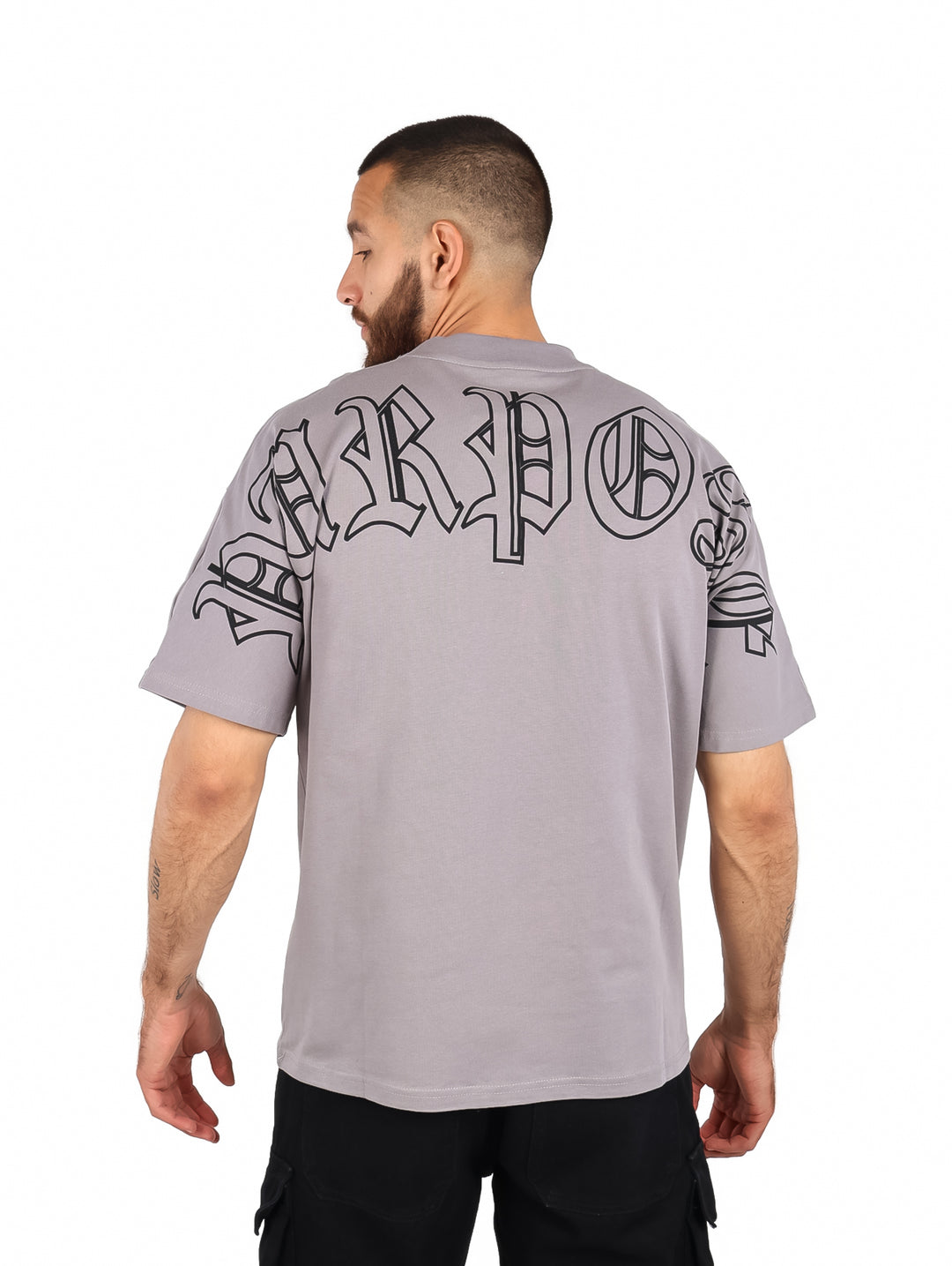 Hombre vistiendo playera color gris de manga corta con texto &