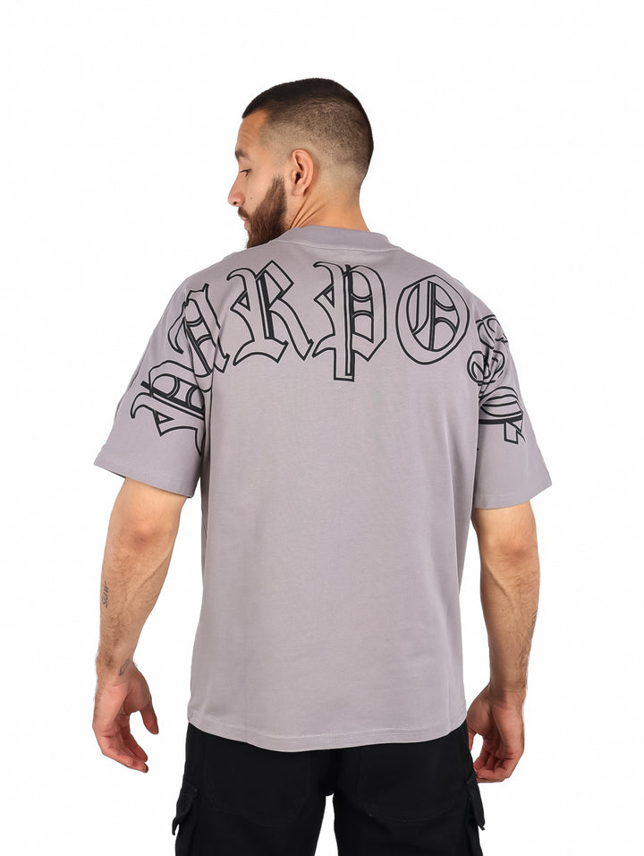 Hombre vistiendo playera color gris de manga corta con texto &