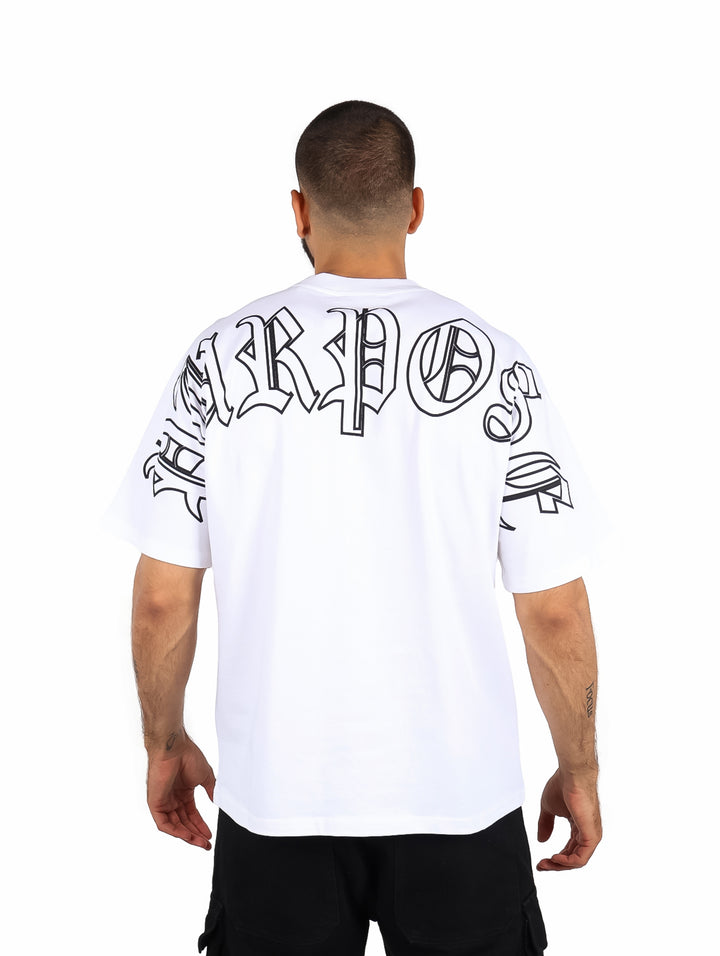 Hombre vistiendo playera blanca de manga corta con la palabra PURPOSE en el pecho.