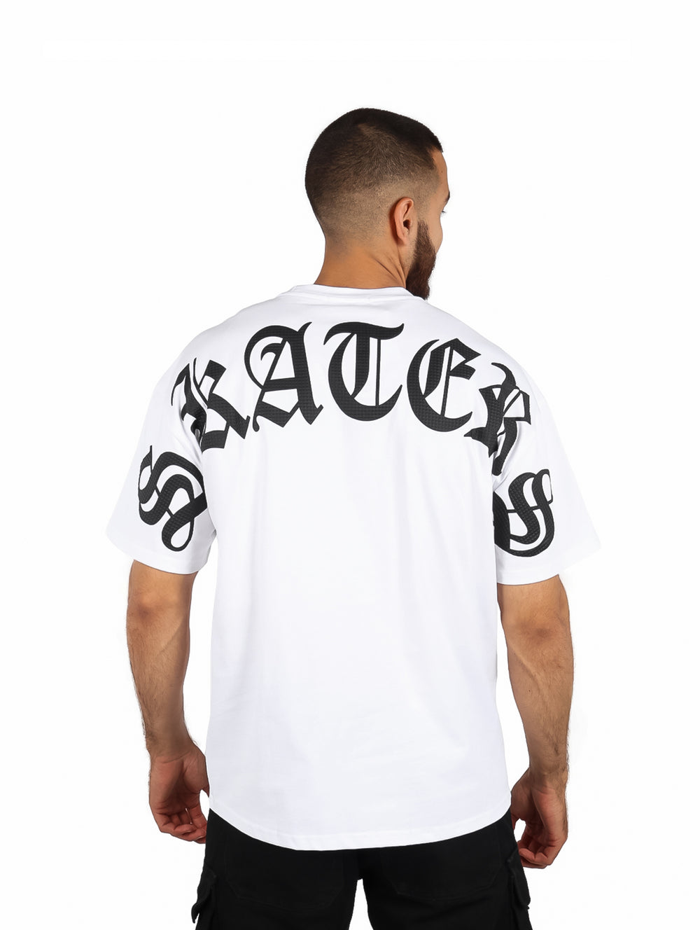 Hombre vistiendo playera blanca de manga corta con el texto SKATERS en letras negras.