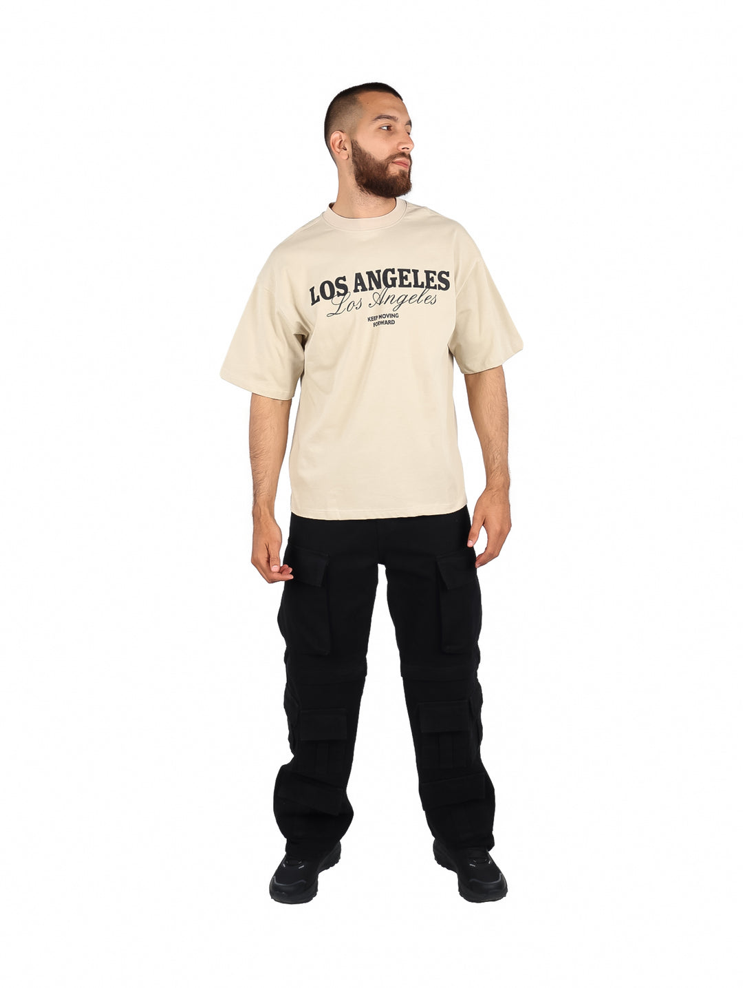 Hombre vistiendo playera color kaki de manga corta con estampado de Los Angeles en el pecho.