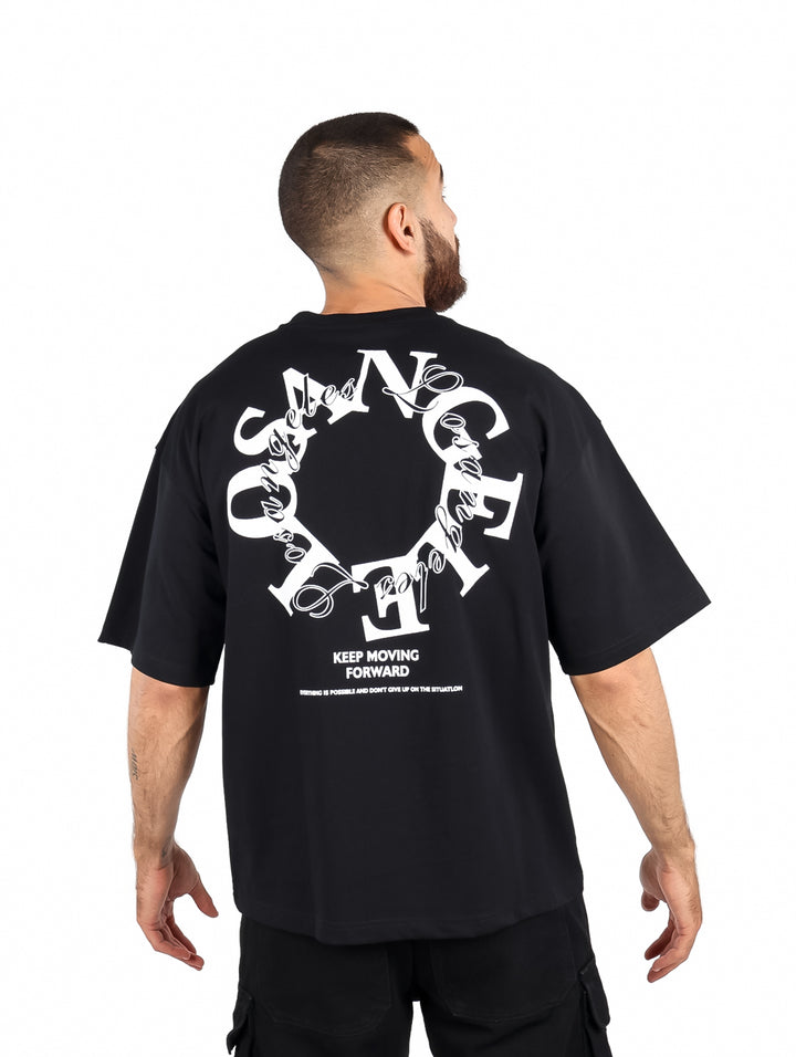 Hombre vistiendo playera color negro de manga corta con estampado blanco de Los Angeles.